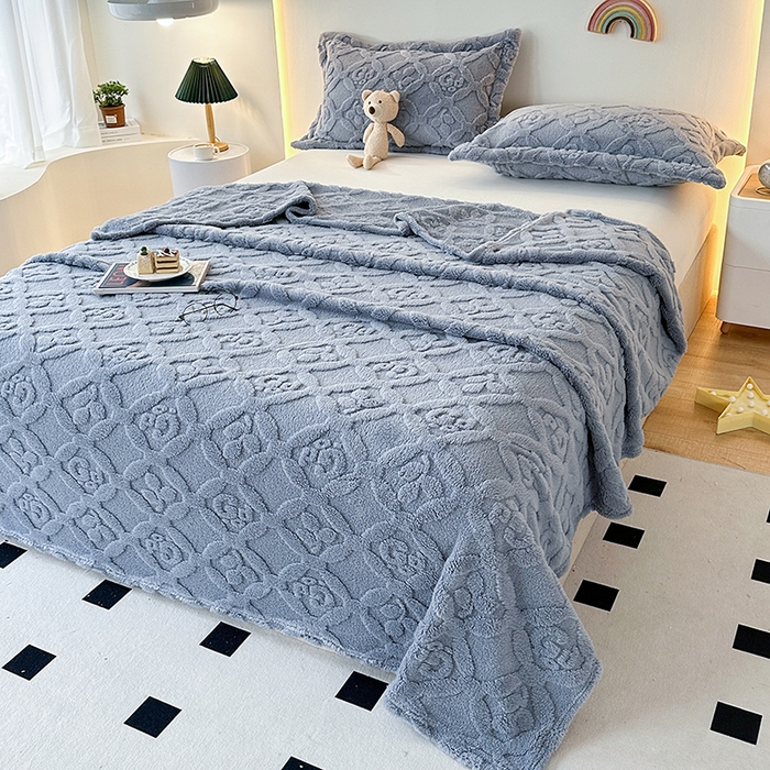 91家纺网 家纺一手货源 找家纺 栩裕纺织 2025新款塔芙绒三叶草提花毛毯-卷边款 湖兰