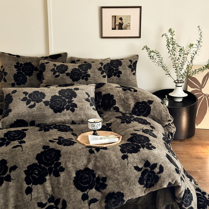 91家纺网 家纺一手货源 找家纺 十里居 2025新款兔毛印花法式轻奢系列牛奶绒四件套 玫瑰