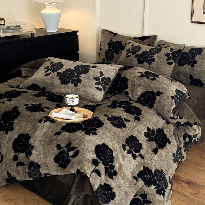 91家纺网 家纺一手货源 找家纺 十里居 2025新款兔毛印花法式轻奢系列牛奶绒四件套 玫瑰