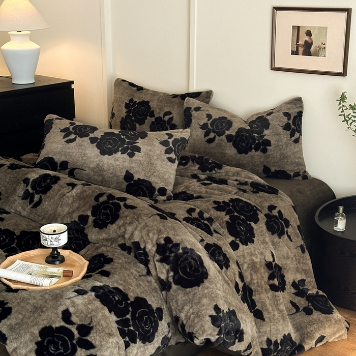 91家纺网 家纺一手货源 找家纺 十里居 2025新款兔毛印花法式轻奢系列牛奶绒四件套 玫瑰