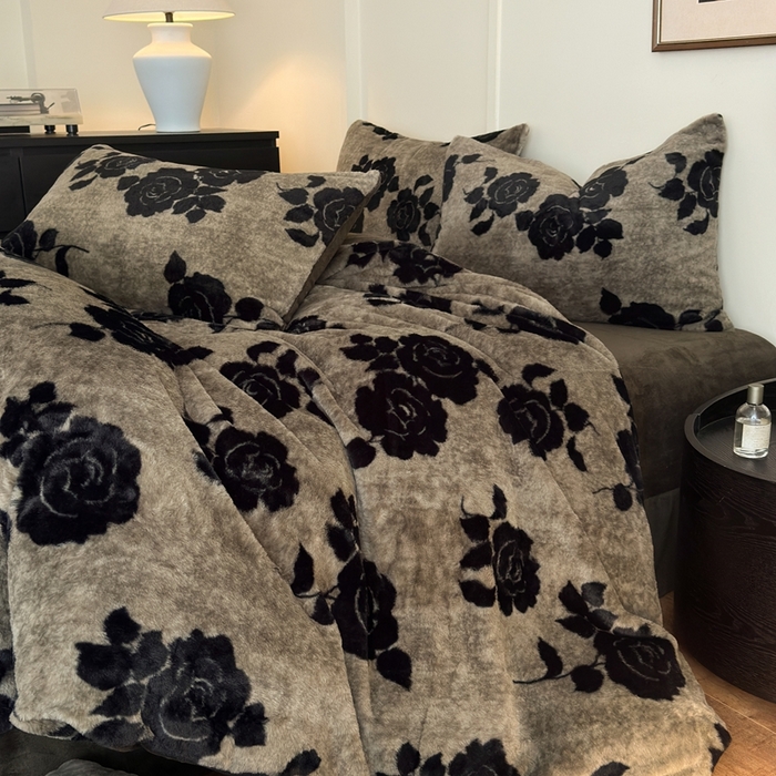 91家纺网 家纺一手货源 找家纺 十里居 2025新款兔毛印花法式轻奢系列牛奶绒四件套 玫瑰