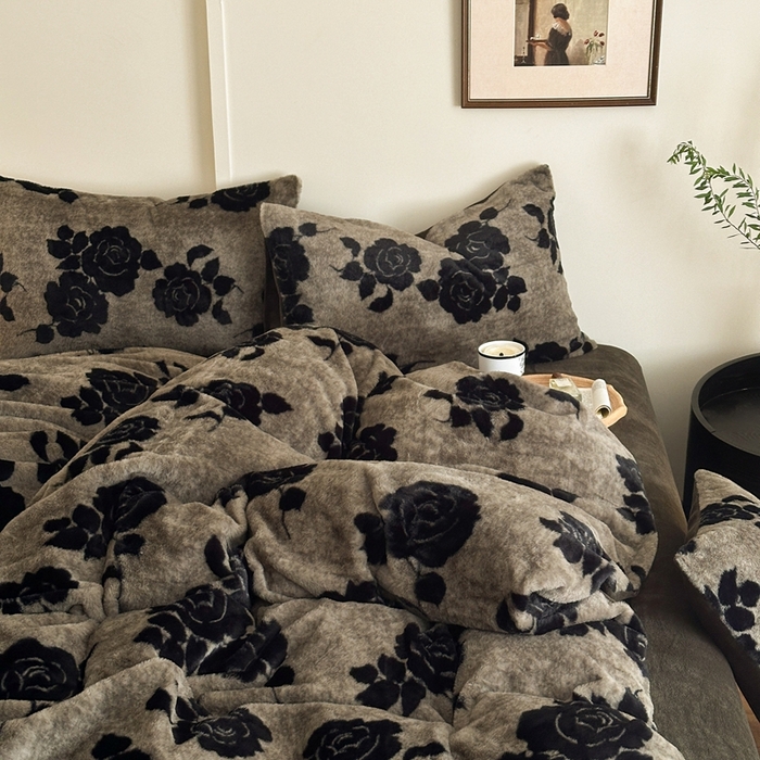 91家纺网 家纺一手货源 找家纺 十里居 2025新款兔毛印花法式轻奢系列牛奶绒四件套 玫瑰