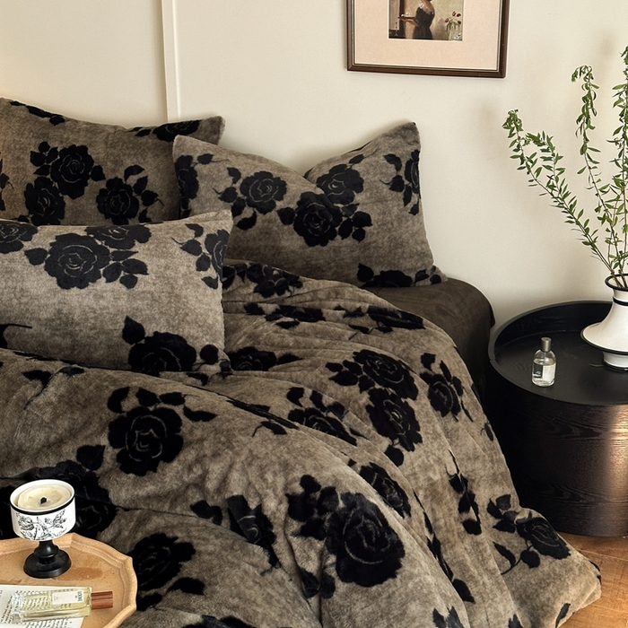 91家纺网 家纺一手货源 找家纺 十里居 2025新款兔毛印花法式轻奢系列牛奶绒四件套 玫瑰