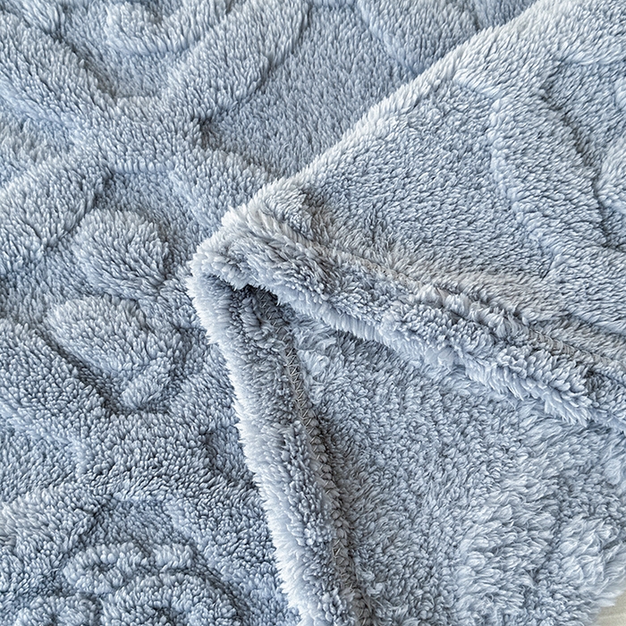 91家纺网 家纺一手货源 找家纺 栩裕纺织 2025新款塔芙绒三叶草提花毛毯-卷边款 湖兰