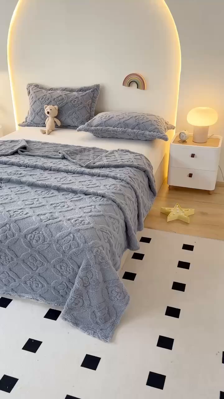 91家纺网 家纺一手货源 找家纺 栩裕纺织 2025新款塔芙绒三叶草提花毛毯-卷边款 湖兰