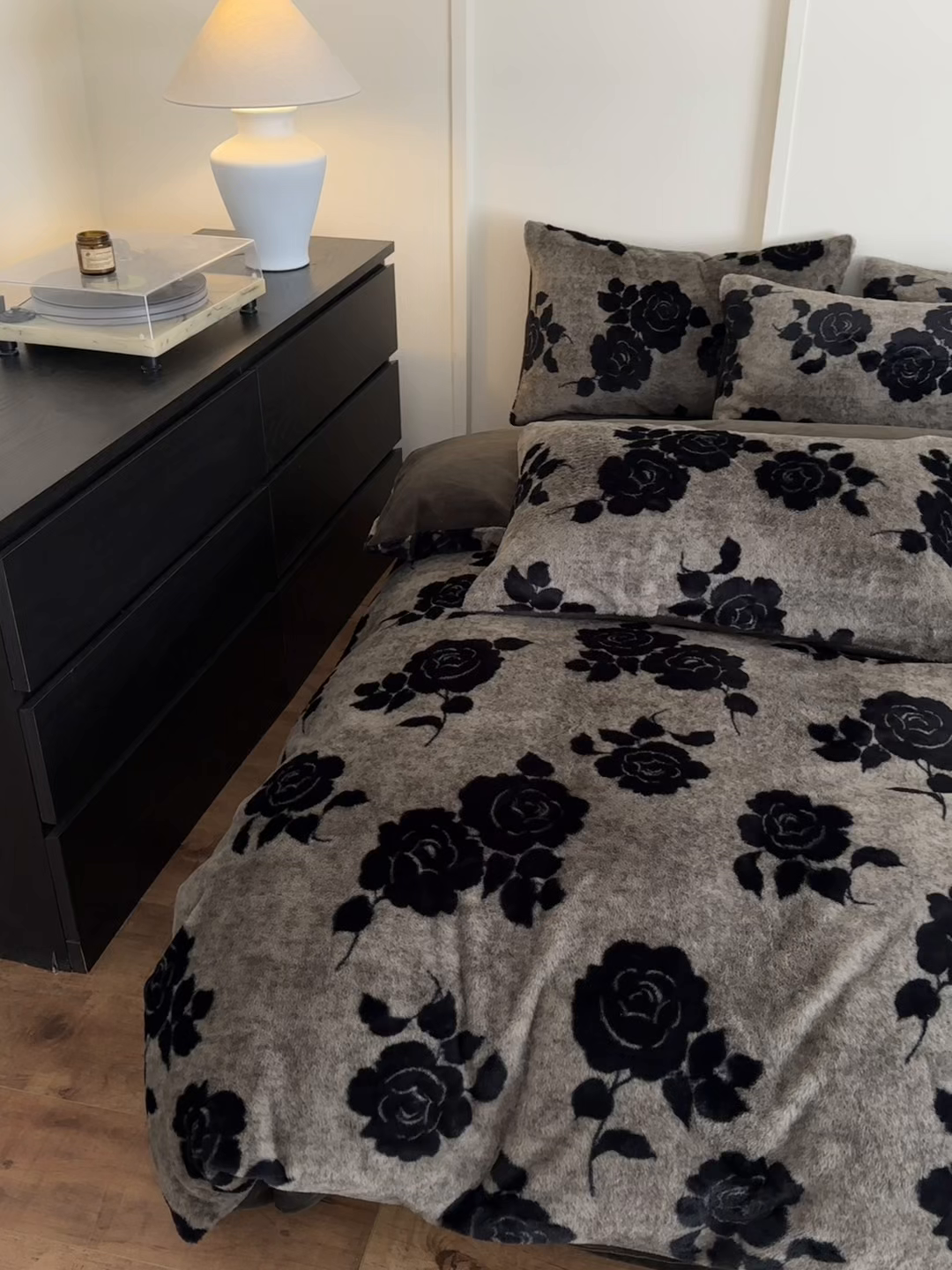 91家纺网 家纺一手货源 找家纺 十里居 2025新款兔毛印花法式轻奢系列牛奶绒四件套 玫瑰