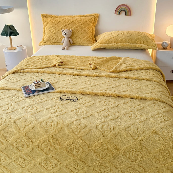 91家纺网 家纺一手货源 找家纺 栩裕纺织 2025新款塔芙绒三叶草提花毛毯-卷边款 姜黄