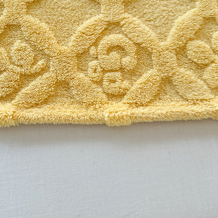 91家纺网 家纺一手货源 找家纺 栩裕纺织 2025新款塔芙绒三叶草提花毛毯-卷边款 姜黄