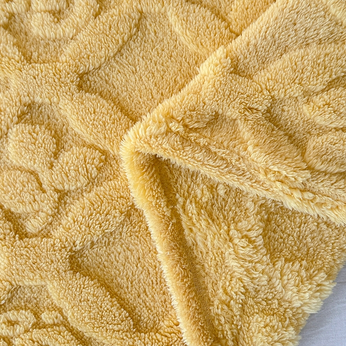 91家纺网 家纺一手货源 找家纺 栩裕纺织 2025新款塔芙绒三叶草提花毛毯-卷边款 姜黄