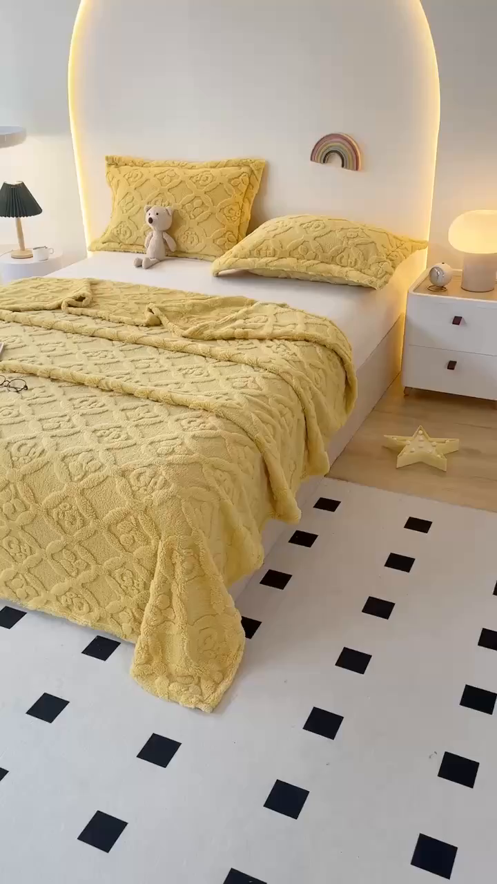 91家纺网 家纺一手货源 找家纺 栩裕纺织 2025新款塔芙绒三叶草提花毛毯-卷边款 姜黄