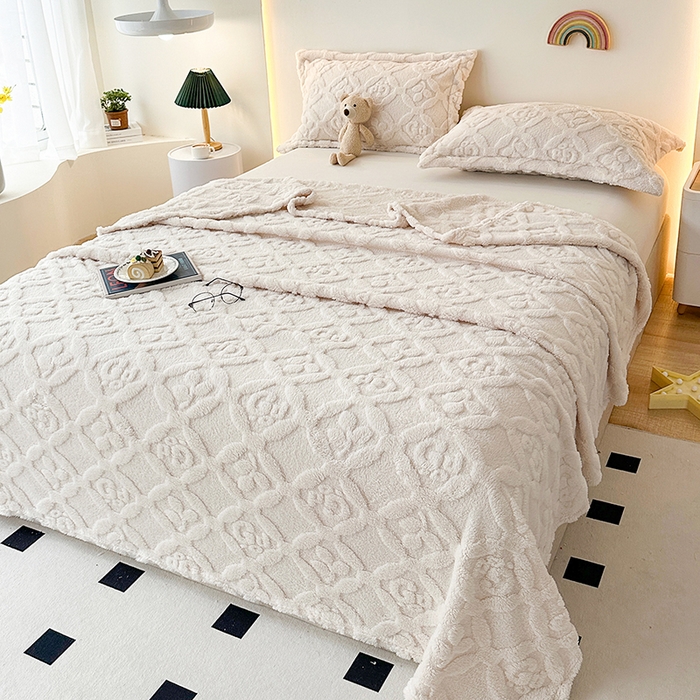 91家纺网 家纺一手货源 找家纺 栩裕纺织 2025新款塔芙绒三叶草提花毛毯-卷边款 米杏