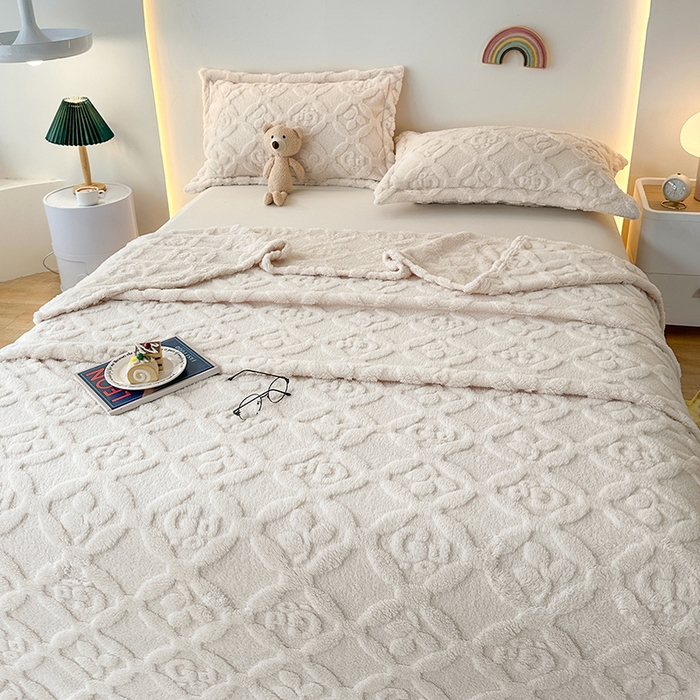 91家纺网 家纺一手货源 找家纺 栩裕纺织 2025新款塔芙绒三叶草提花毛毯-卷边款 米杏