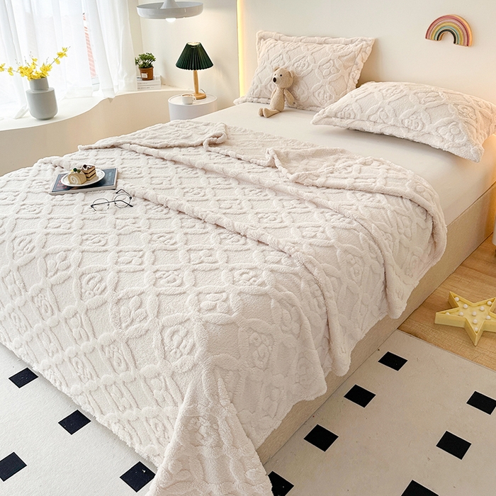 91家纺网 家纺一手货源 找家纺 栩裕纺织 2025新款塔芙绒三叶草提花毛毯-卷边款 米杏