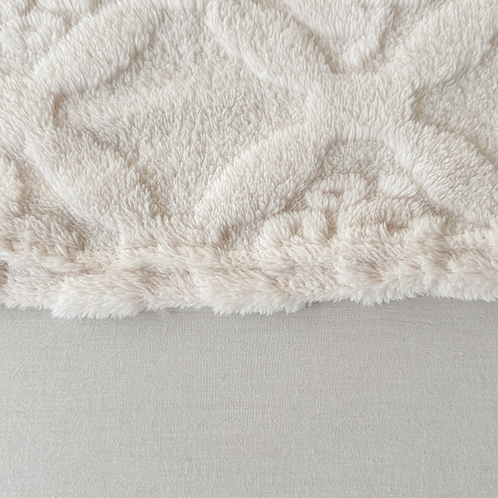 91家纺网 家纺一手货源 找家纺 栩裕纺织 2025新款塔芙绒三叶草提花毛毯-卷边款 米杏