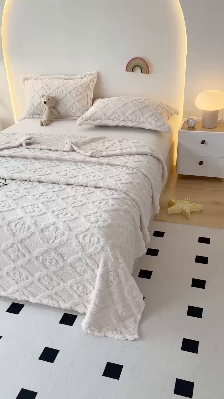 91家纺网 家纺一手货源 找家纺 栩裕纺织 2025新款塔芙绒三叶草提花毛毯-卷边款 米杏