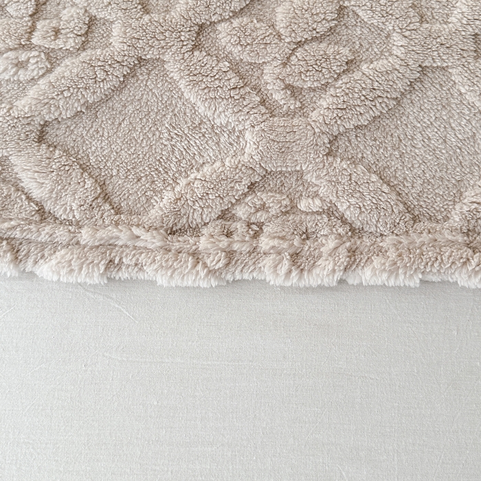 91家纺网 家纺一手货源 找家纺 栩裕纺织 2025新款塔芙绒三叶草提花毛毯-卷边款 浅卡其