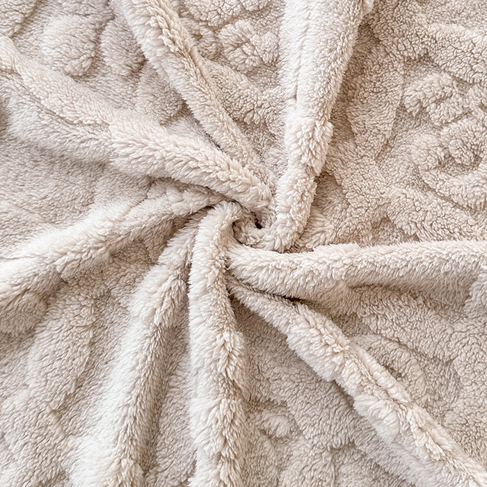 91家纺网 家纺一手货源 找家纺 栩裕纺织 2025新款塔芙绒三叶草提花毛毯-卷边款 浅卡其