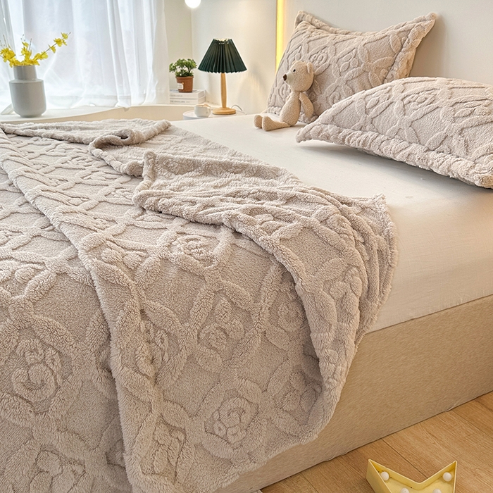 91家纺网 家纺一手货源 找家纺 栩裕纺织 2025新款塔芙绒三叶草提花毛毯-卷边款 浅卡其