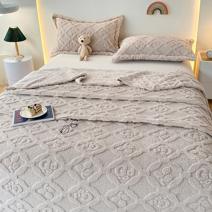 91家纺网 家纺一手货源 找家纺 栩裕纺织 2025新款塔芙绒三叶草提花毛毯-卷边款 浅卡其