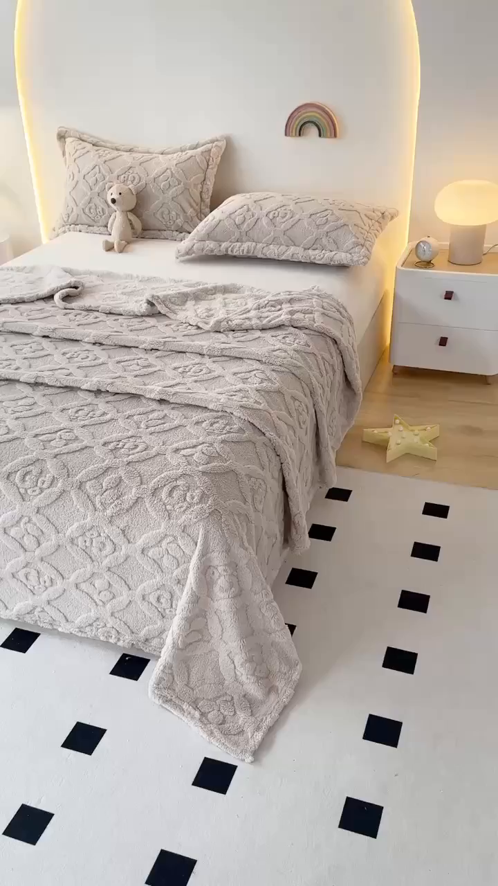 91家纺网 家纺一手货源 找家纺 栩裕纺织 2025新款塔芙绒三叶草提花毛毯-卷边款 浅卡其