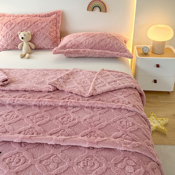 91家纺网 家纺一手货源 找家纺 栩裕纺织 2025新款塔芙绒三叶草提花毛毯-卷边款 樱花粉