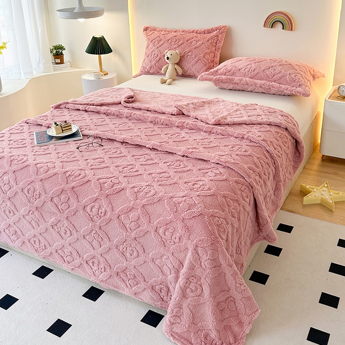 91家纺网 家纺一手货源 找家纺 栩裕纺织 2025新款塔芙绒三叶草提花毛毯-卷边款 樱花粉