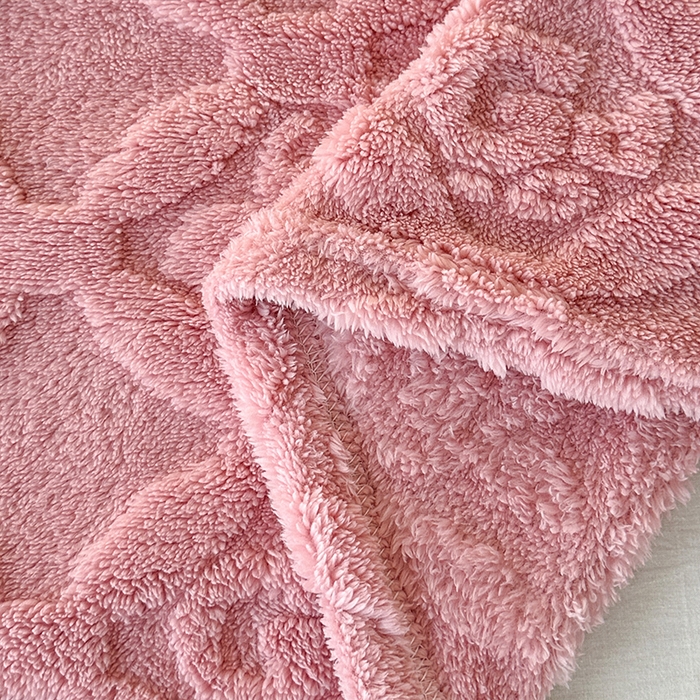 91家纺网 家纺一手货源 找家纺 栩裕纺织 2025新款塔芙绒三叶草提花毛毯-卷边款 樱花粉