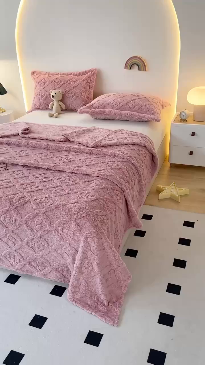 91家纺网 家纺一手货源 找家纺 栩裕纺织 2025新款塔芙绒三叶草提花毛毯-卷边款 樱花粉