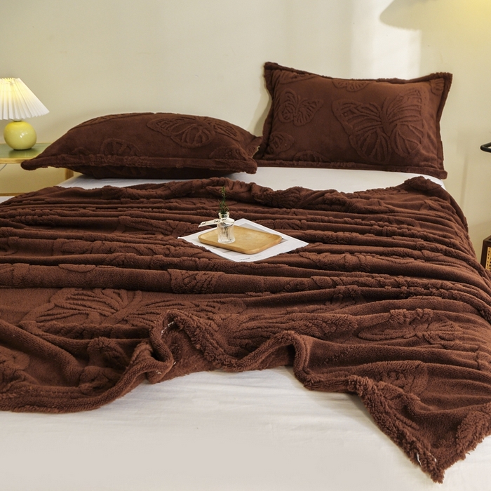 91家纺网 家纺一手货源 找家纺 栩裕纺织 2024新款蝴蝶提花卷边款多功能毛毯 红咖-卷边款