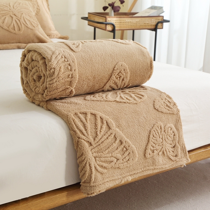 91家纺网 家纺一手货源 找家纺 栩裕纺织 2024新款蝴蝶提花卷边款多功能毛毯 咖色-卷边款