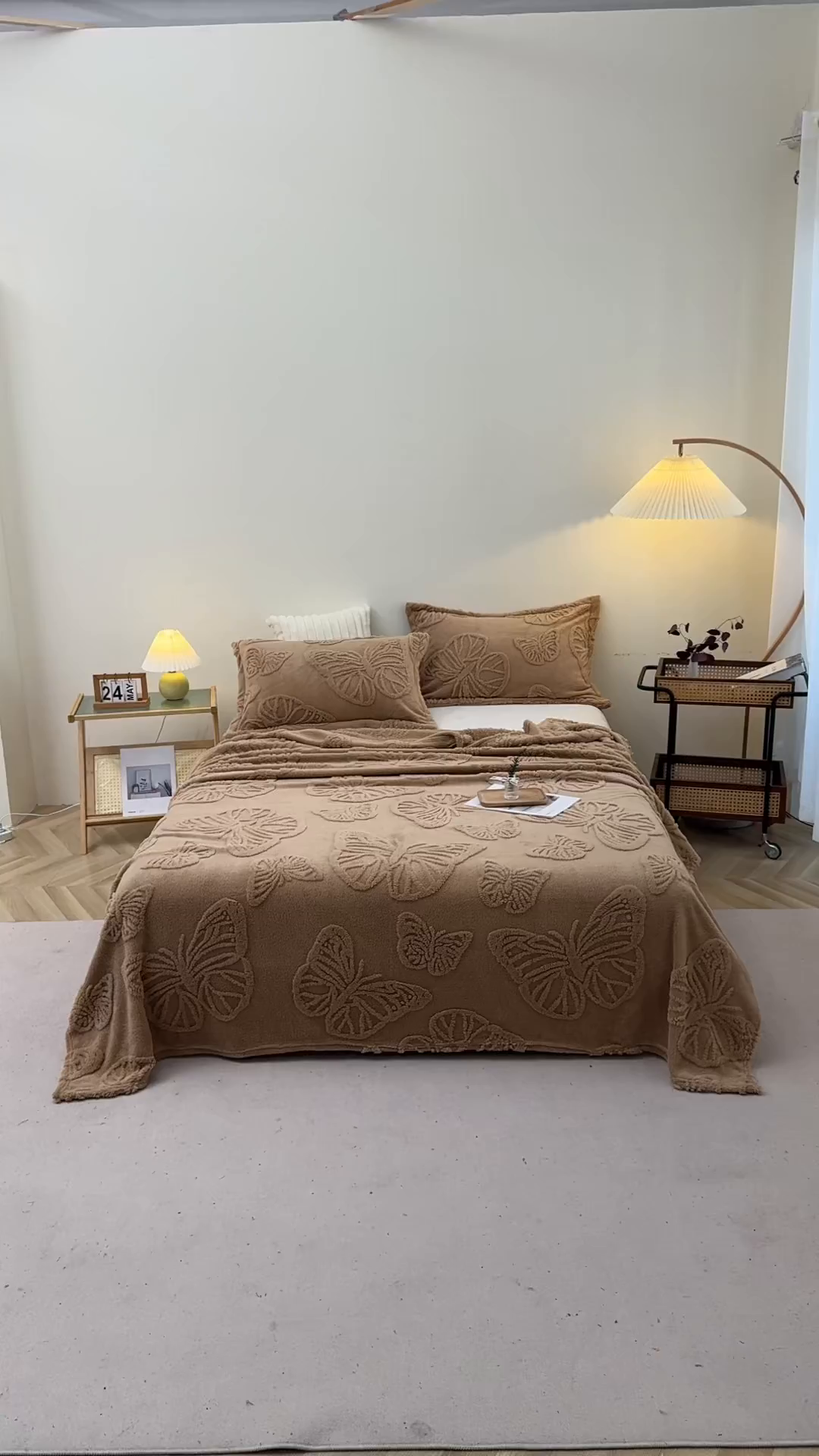 91家纺网 家纺一手货源 找家纺 栩裕纺织 2024新款蝴蝶提花卷边款多功能毛毯 咖色-卷边款