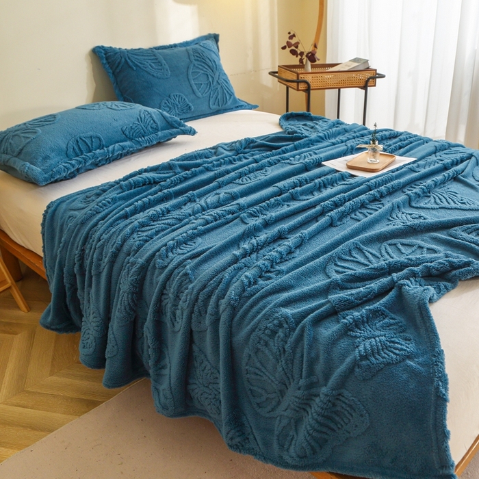 91家纺网 家纺一手货源 找家纺 栩裕纺织 2024新款蝴蝶提花卷边款多功能毛毯 孔雀蓝-卷边款