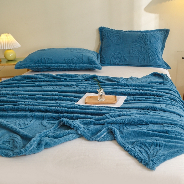 91家纺网 家纺一手货源 找家纺 栩裕纺织 2024新款蝴蝶提花卷边款多功能毛毯 孔雀蓝-卷边款