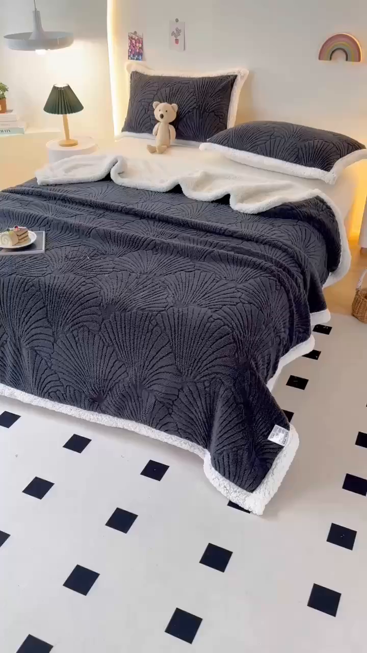 91家纺网 家纺一手货源 找家纺 （总）栩裕纺织 2025新款金贝壳雕花塔芙绒羊羔绒毛毯纯色毯子