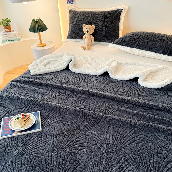 91家纺网 家纺一手货源 找家纺 （总）栩裕纺织 2025新款金贝壳雕花塔芙绒羊羔绒毛毯纯色毯子