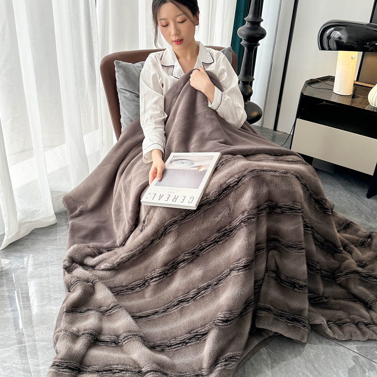 91家纺网 家纺一手货源 找家纺 悦织湾家纺 2025新款轻奢大金狐貂绒毯云锦绒毛毯仿裘皮毯加厚保暖高品高质顺滑长毛绒盖毯毯子 大金狐貂绒毯-绅士灰