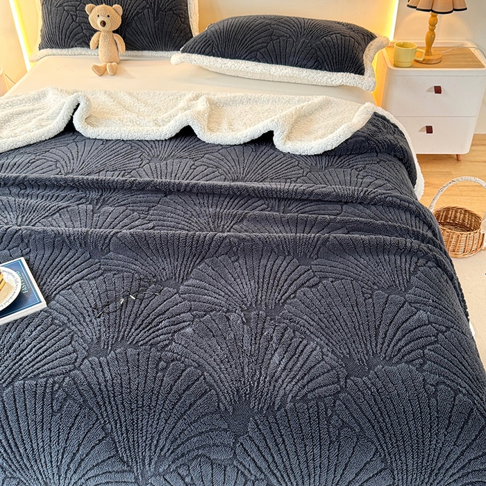 91家纺网 家纺一手货源 找家纺 （总）栩裕纺织 2025新款金贝壳雕花塔芙绒羊羔绒毛毯纯色毯子