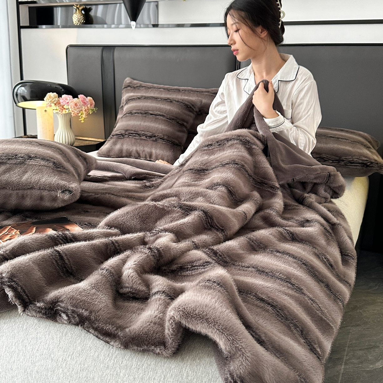 91家纺网 家纺一手货源 找家纺 悦织湾家纺 2025新款轻奢大金狐貂绒毯云锦绒毛毯仿裘皮毯加厚保暖高品高质顺滑长毛绒盖毯毯子 大金狐貂绒毯-绅士灰