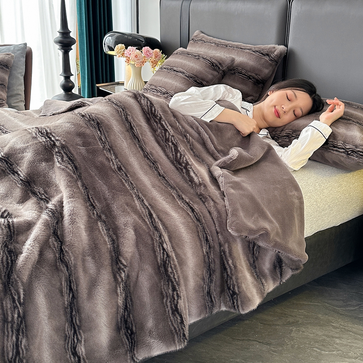 91家纺网 家纺一手货源 找家纺 悦织湾家纺 2025新款轻奢大金狐貂绒毯云锦绒毛毯仿裘皮毯加厚保暖高品高质顺滑长毛绒盖毯毯子 大金狐貂绒毯-绅士灰