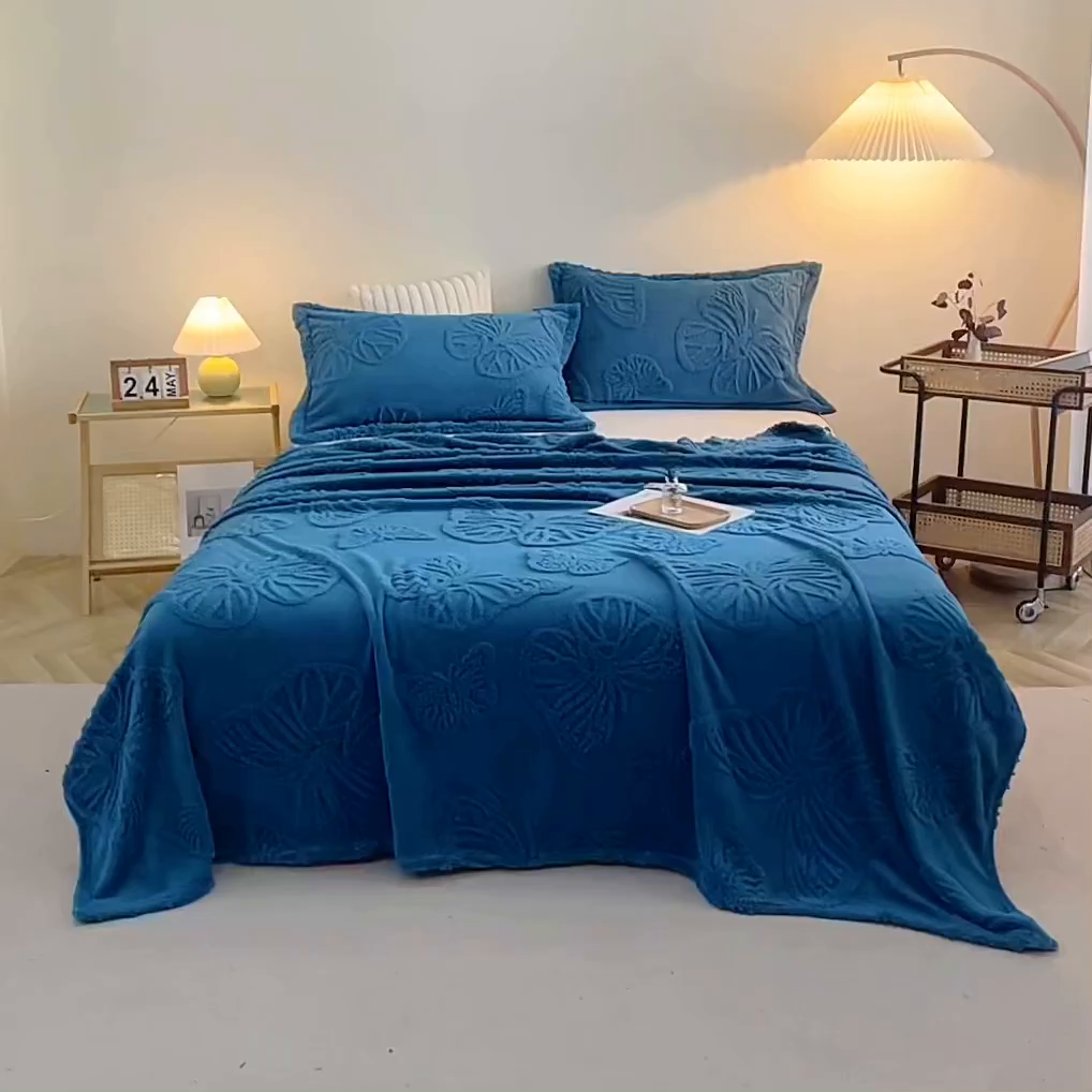 91家纺网 家纺一手货源 找家纺 栩裕纺织 2024新款蝴蝶提花卷边款多功能毛毯 孔雀蓝-卷边款