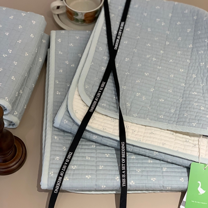 91家纺网 家纺一手货源 找家纺 汇庭 2025新款亲肤舒适全棉纯棉床盖三件套 樱桃蓝