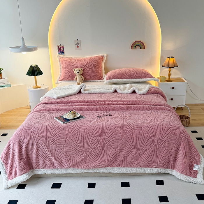 91家纺网 家纺一手货源 找家纺 栩裕纺织 2025新款金贝壳雕花塔芙绒羊羔绒毛毯纯色毯子 玫瑰粉