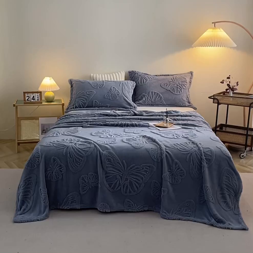 91家纺网 家纺一手货源 找家纺 栩裕纺织 2024新款蝴蝶提花卷边款多功能毛毯 蓝灰-卷边款