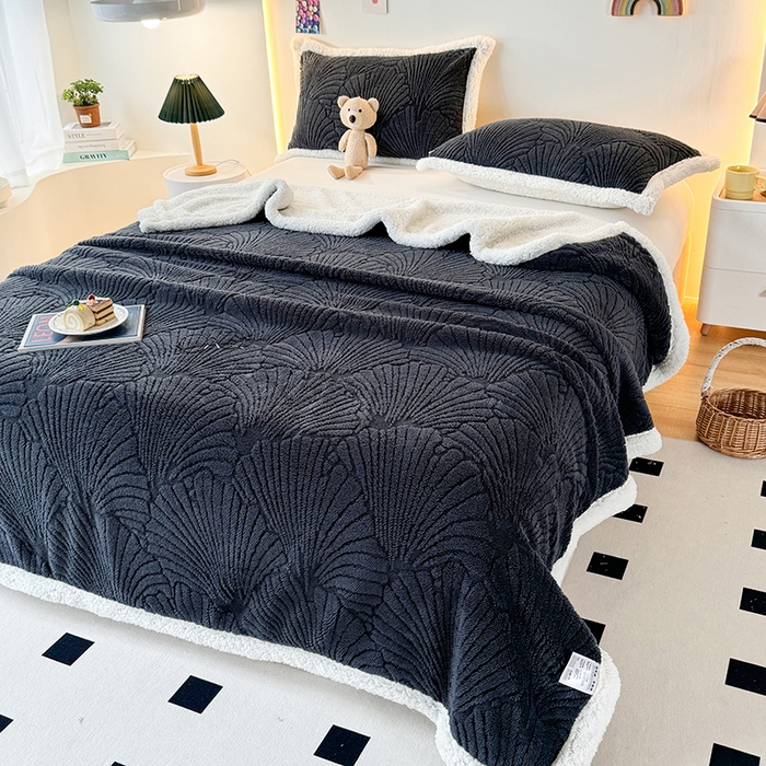 91家纺网 家纺一手货源 找家纺 栩裕纺织 2025新款金贝壳雕花塔芙绒羊羔绒毛毯纯色毯子 深灰