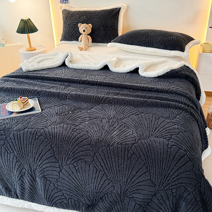 91家纺网 家纺一手货源 找家纺 栩裕纺织 2025新款金贝壳雕花塔芙绒羊羔绒毛毯纯色毯子 深灰