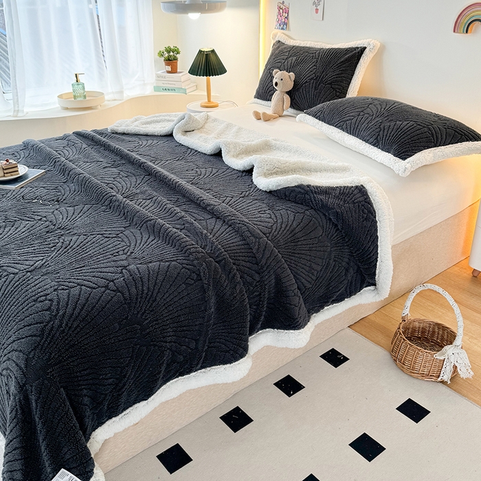 91家纺网 家纺一手货源 找家纺 栩裕纺织 2025新款金贝壳雕花塔芙绒羊羔绒毛毯纯色毯子 深灰