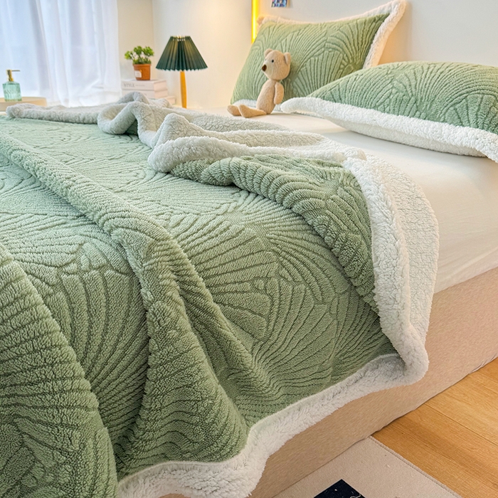 91家纺网 家纺一手货源 找家纺 栩裕纺织 2025新款金贝壳雕花塔芙绒羊羔绒毛毯纯色毯子 茶绿