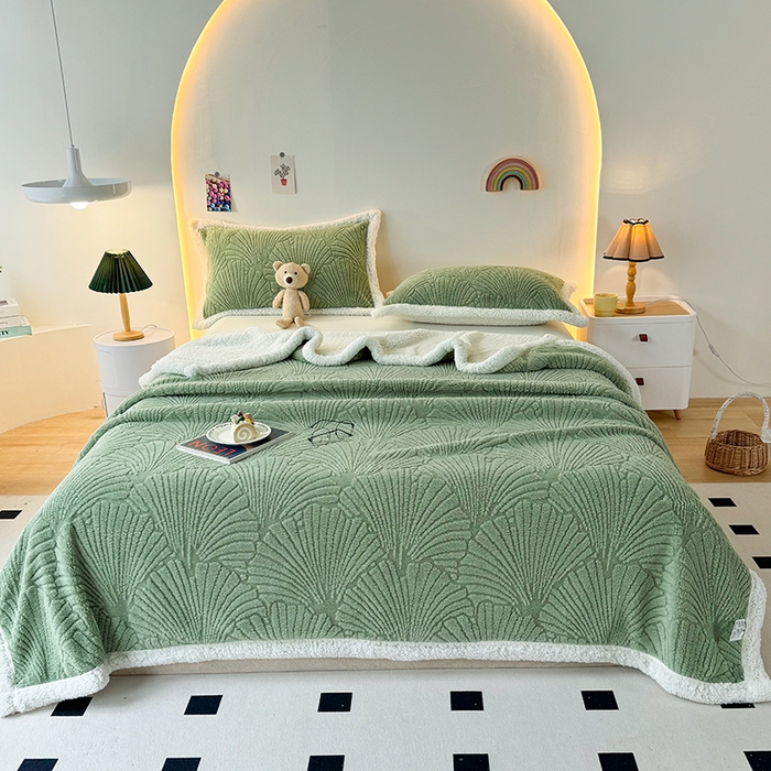 91家纺网 家纺一手货源 找家纺 栩裕纺织 2025新款金贝壳雕花塔芙绒羊羔绒毛毯纯色毯子 茶绿