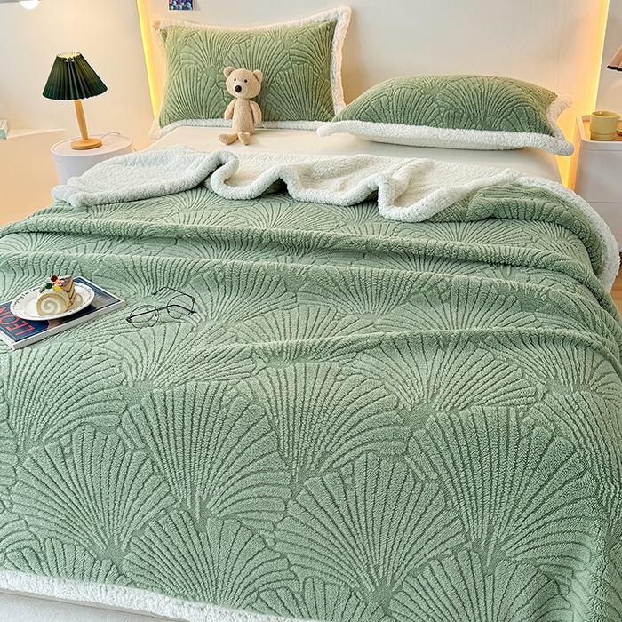 91家纺网 家纺一手货源 找家纺 栩裕纺织 2025新款金贝壳雕花塔芙绒羊羔绒毛毯纯色毯子 茶绿