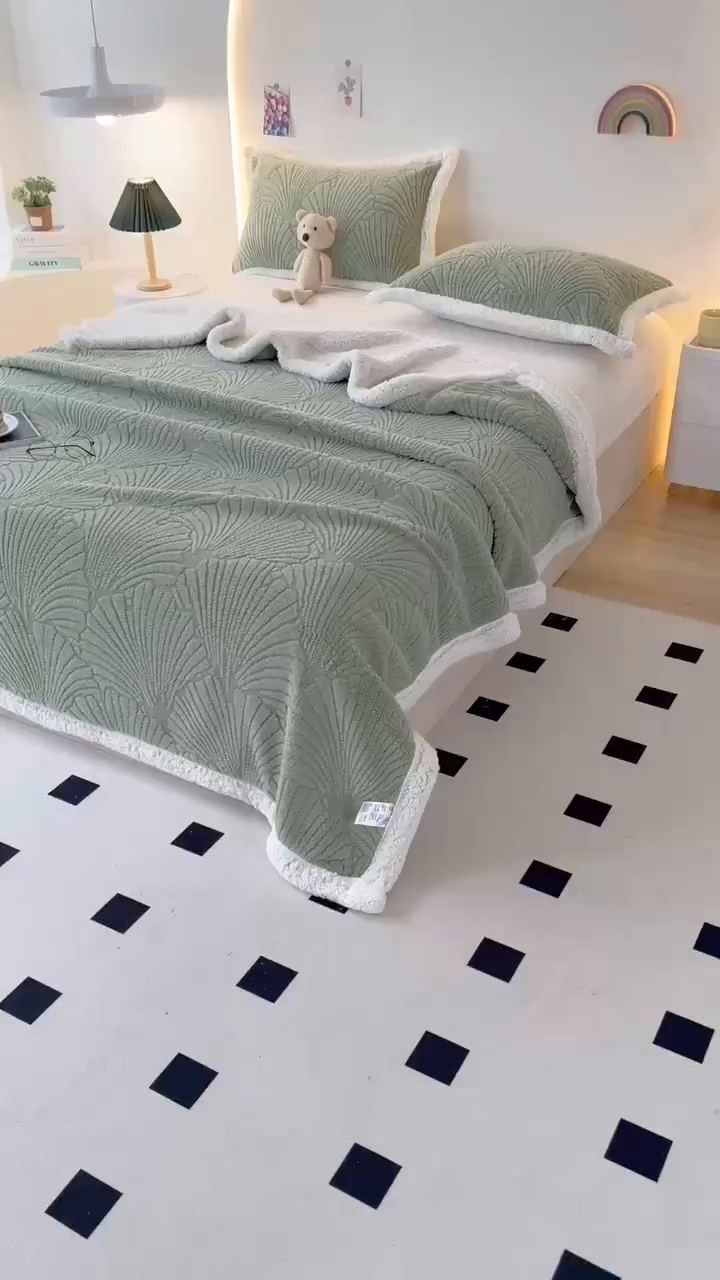 91家纺网 家纺一手货源 找家纺 栩裕纺织 2025新款金贝壳雕花塔芙绒羊羔绒毛毯纯色毯子 茶绿